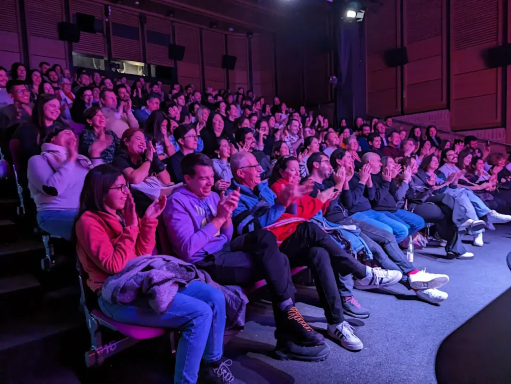 Stuttgart en espanol, Amüsiertes Publikum beim Lachen, Stand-up Comedy auf spanisch im Theater am Olgaeck, Stuttgart